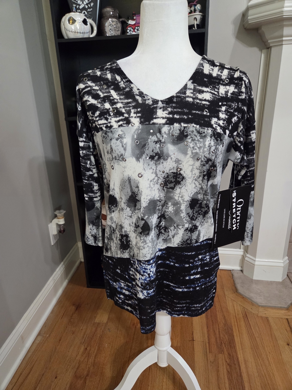 Onque Casuals Black & White Abstract V-Neck Long Sleeve Top